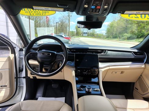 Certified 2025 Jeep Grand Cherokee Limited w/ Luxury Tech Group II AWD/4WD image 27