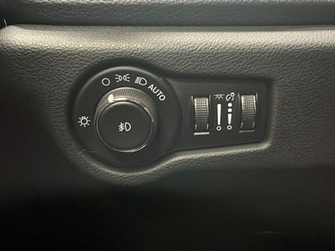 Used 2023 Chrysler Pacifica Limited w/ Uconnect Theater Family Group FWD image 33