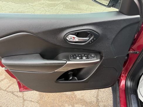 Used 2019 Jeep Cherokee Limited image 9