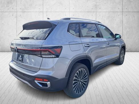 Used 2025 Volkswagen Taos SE image 5