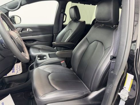 Used 2025 Chrysler Pacifica Select image 13