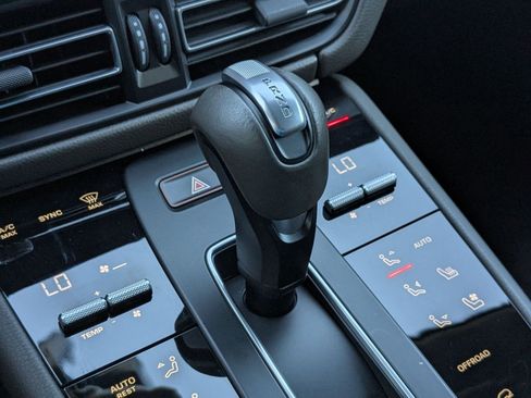 Certified 2025 Porsche Macan image 20