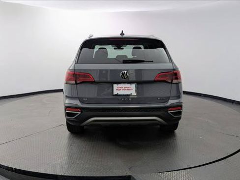Used 2023 Volkswagen Taos SE w/ Panoramic Sunroof Package FWD image 6
