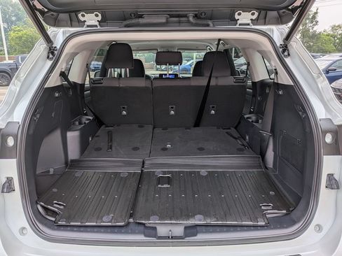 Used 2023 Toyota Highlander LE FWD image 32