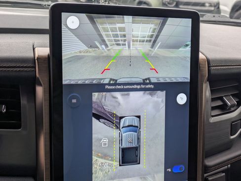 Used 2022 Ford F150 Lightning Lariat image 21