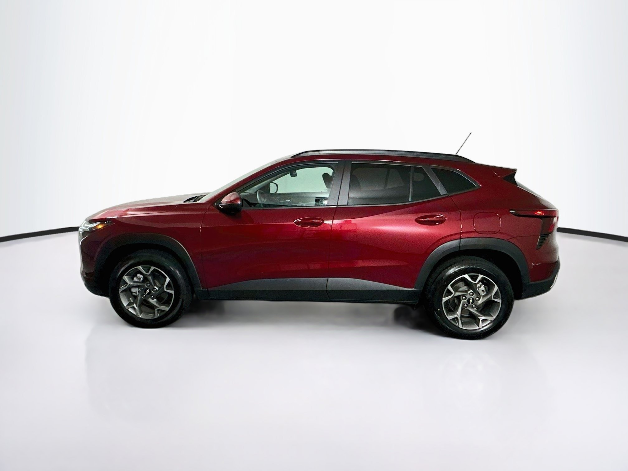 Used 2025 Chevrolet Trax LT FWD image 4