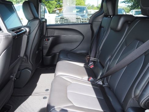 New 2025 Chrysler Pacifica Select w/ Uconnect Theater Family Group image 17