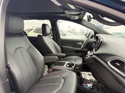 Used 2025 Chrysler Pacifica Select image 38
