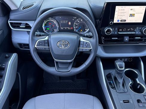 Used 2024 Toyota Highlander LE image 13