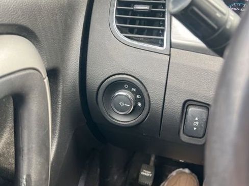 Used 2015 Ford Taurus SEL image 12