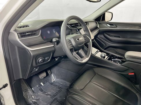 Used 2023 Jeep Grand Cherokee Limited image 9