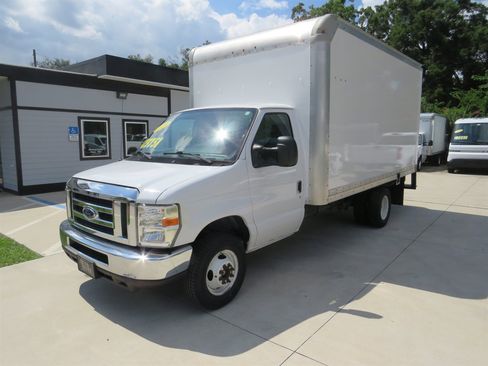 Used 2018 Ford E-350 and Econoline 350 Super Duty w/ Power Windows & Locks Group RWD image 3