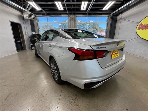 Used 2024 Nissan Altima 2.5 SV w/ SV Premium Package AWD/4WD image 3