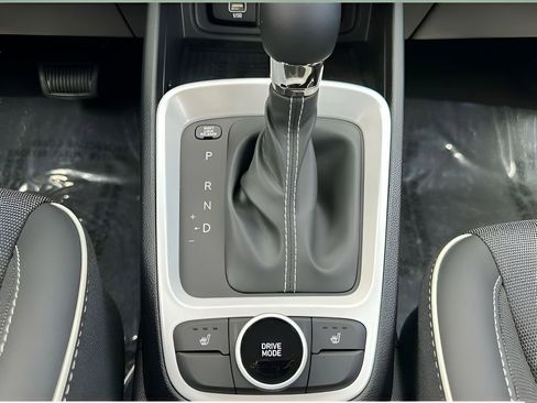 Used 2024 Hyundai Venue Limited image 15