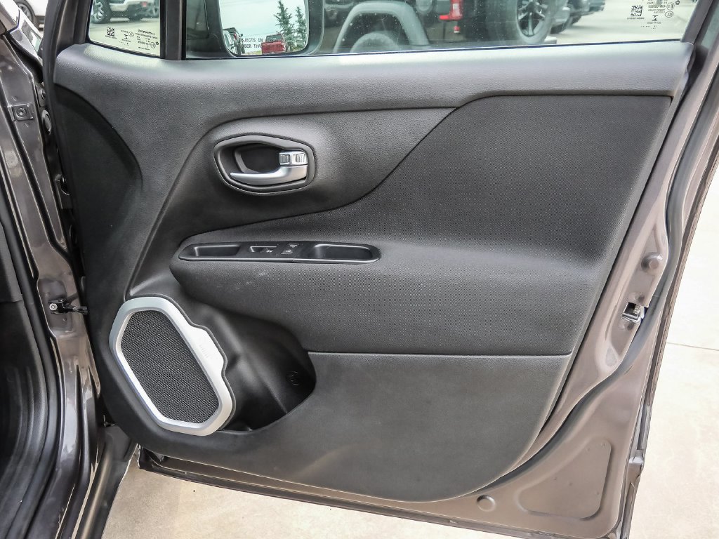 Used 2018 Jeep Renegade Latitude FWD image 16