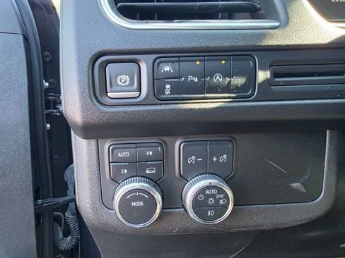 Used 2024 GMC Yukon XL SLT AWD/4WD image 26