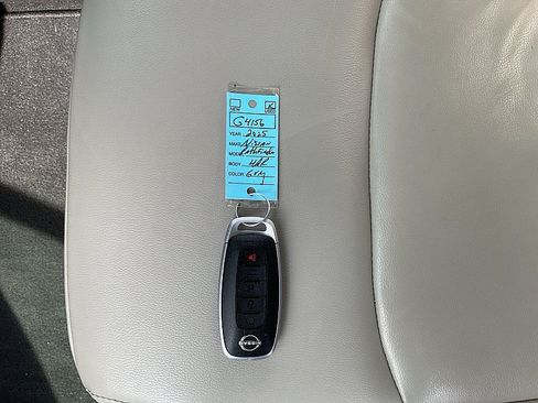 Used 2025 Nissan Pathfinder SL FWD image 16