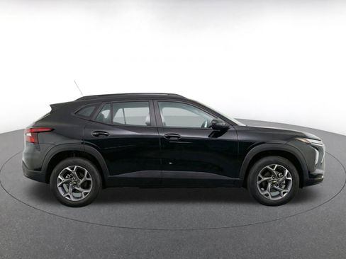 Used 2025 Chevrolet Trax LT FWD image 10