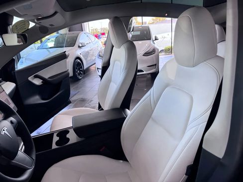 Used 2022 Tesla Model Y Long Range image 10