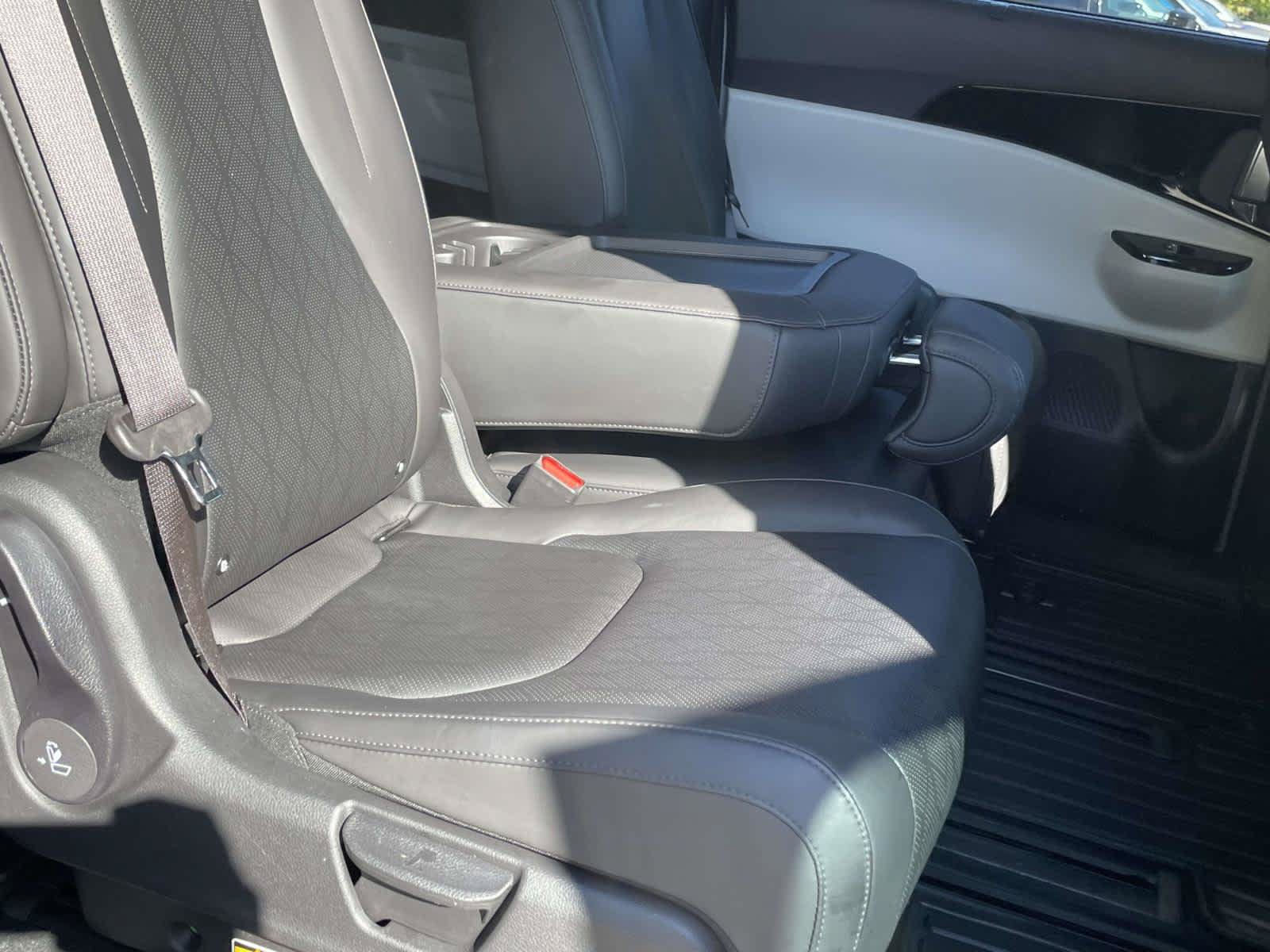Used 2024 Kia Carnival EX FWD image 16
