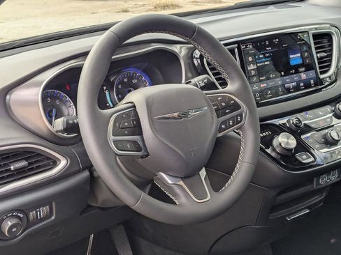 Used 2025 Chrysler Pacifica Select image 15