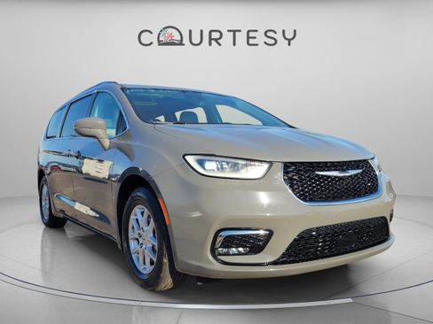 Used 2021 Chrysler Pacifica Touring-L image 5