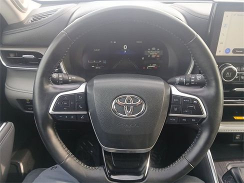 Used 2023 Toyota Highlander Limited image 14