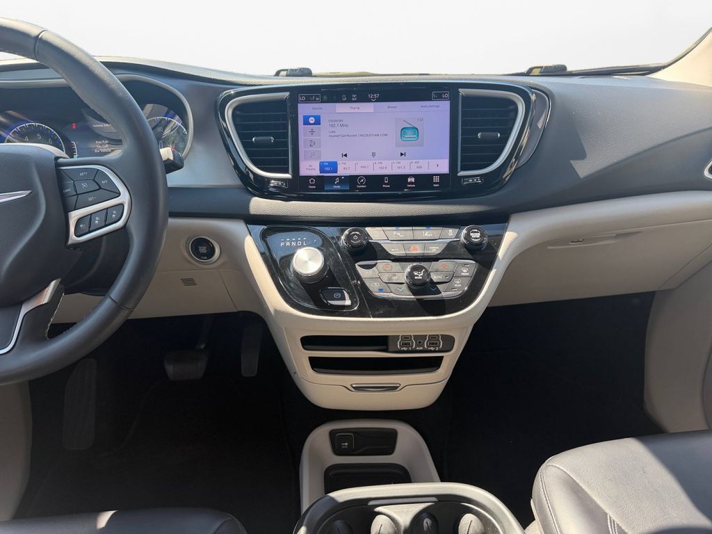 Used 2023 Chrysler Pacifica Touring-L FWD image 11
