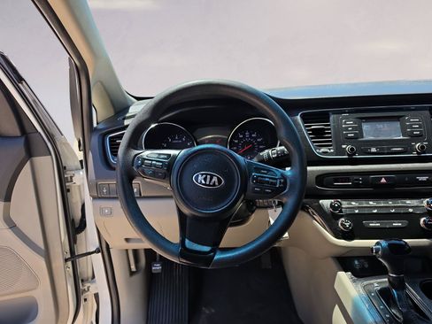 Used 2016 Kia Sedona LX w/ LX Convenience Package FWD image 12