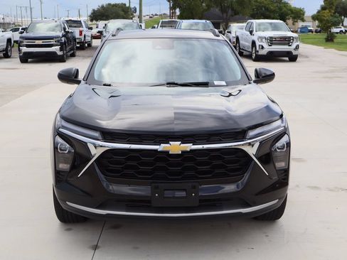 Used 2025 Chevrolet Trax LT FWD image 4