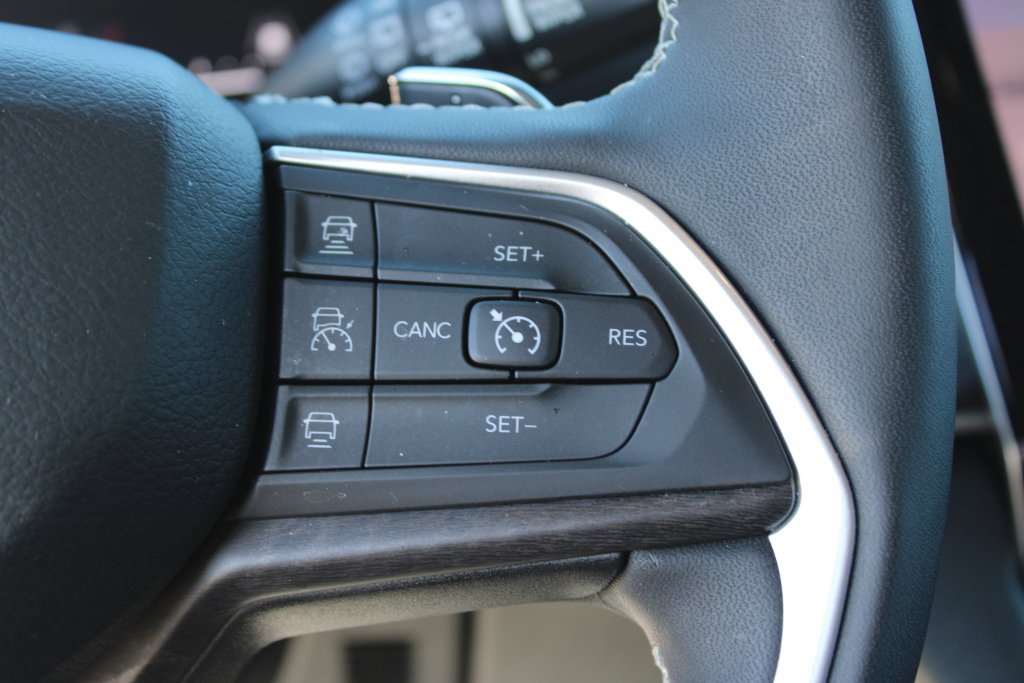 Used 2023 Jeep Grand Cherokee Limited w/ Luxury Tech Group II RWD image 27