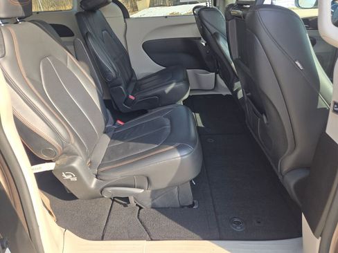 Used 2017 Chrysler Pacifica Touring-L Plus image 8