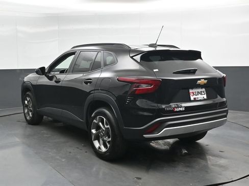 Used 2025 Chevrolet Trax LT FWD image 9