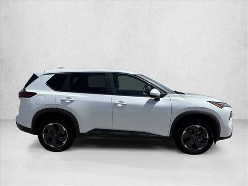 Used 2024 Nissan Rogue SV FWD image 4