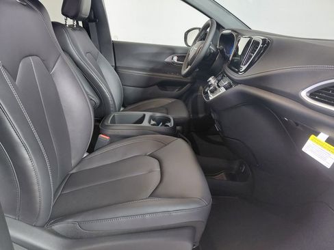 New 2026 Chrysler Pacifica Select AWD/4WD image 17