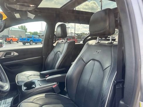 Used 2018 Chrysler Pacifica Limited w/ Advanced Safetytec Group FWD image 8
