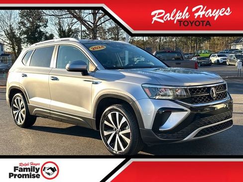 Used 2024 Volkswagen Taos SE image 1