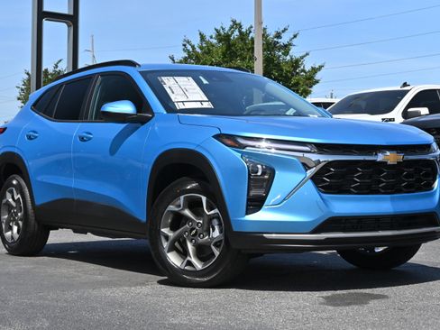 New 2026 Chevrolet Trax LT w/ Driver Confidence Package FWD image 2