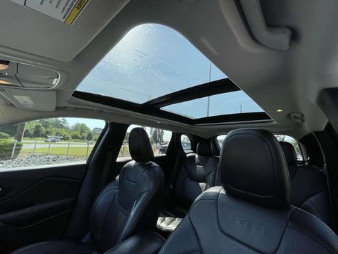 Used 2021 Jeep Cherokee Latitude Lux w/ Sun & Sound Group FWD image 19
