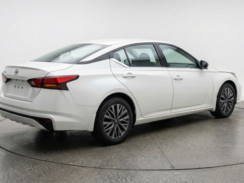Used 2025 Nissan Altima 2.5 SV FWD image 9