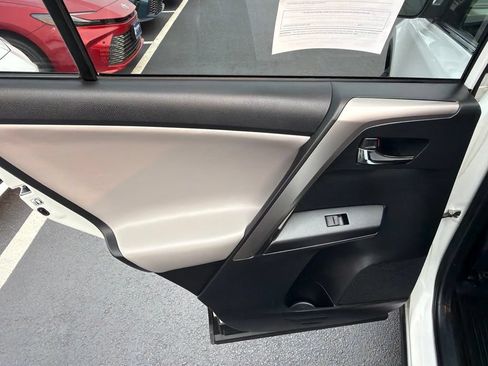 Used 2018 Toyota RAV4 XLE AWD/4WD image 17