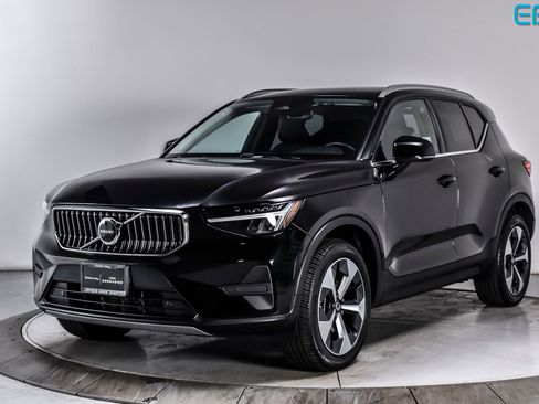 Used 2025 Volvo XC40 B5 Core w/ Protection Package Premier AWD/4WD image 2