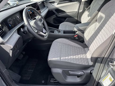 Certified 2025 Volkswagen Tiguan S w/ 18" Wheel Package image 14