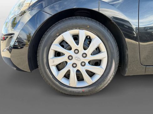 Used 2012 Hyundai Elantra GLS image 16