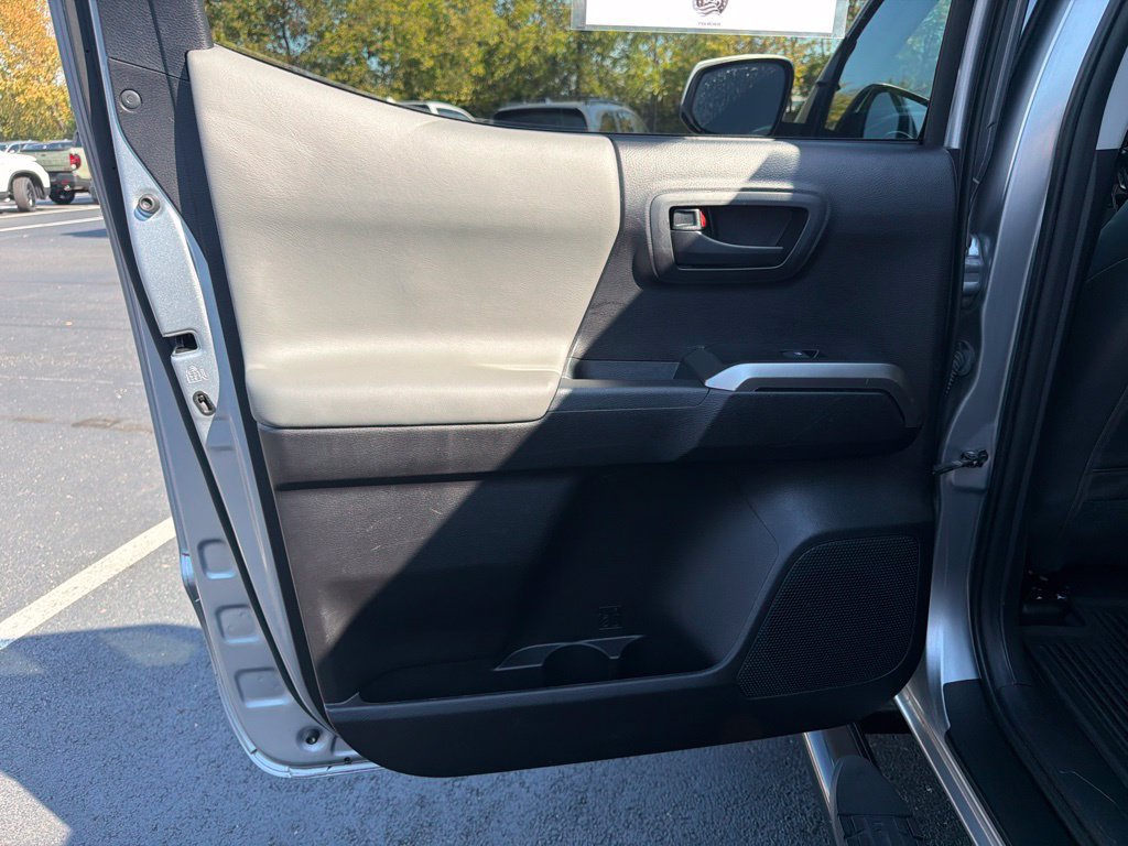 Used 2021 Toyota Tacoma SR5 AWD/4WD image 19