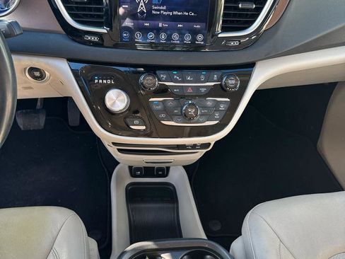 Used 2018 Chrysler Pacifica Touring-L w/ Advanced Safetytec Group image 15