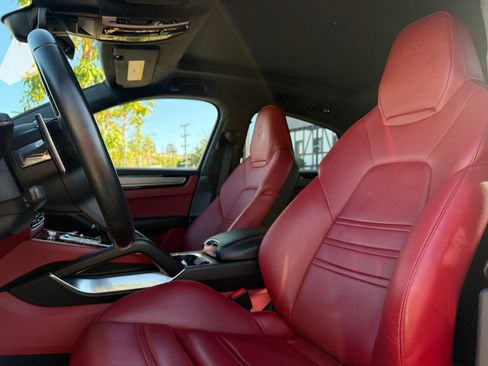 Certified 2023 Porsche Cayenne Turbo AWD/4WD image 5