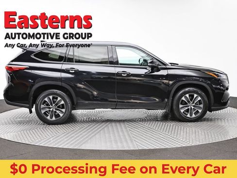 Used 2021 Toyota Highlander XLE AWD/4WD image 4