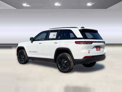New 2025 Jeep Grand Cherokee Laredo image 3