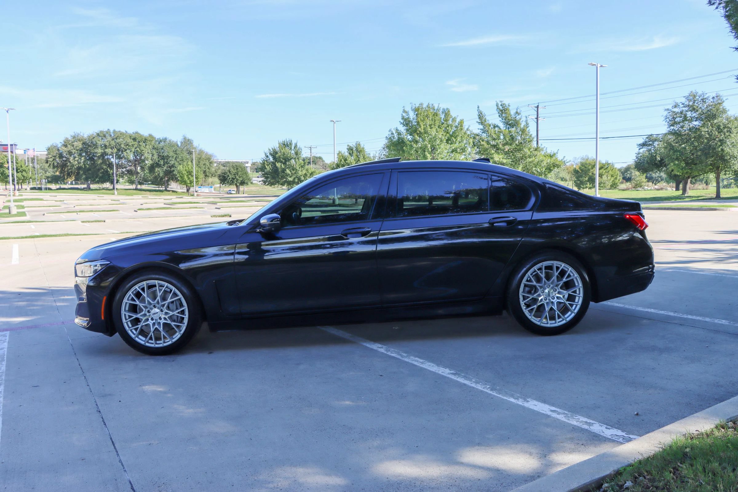 Used 2020 BMW 740i w/ Premium Package RWD image 4